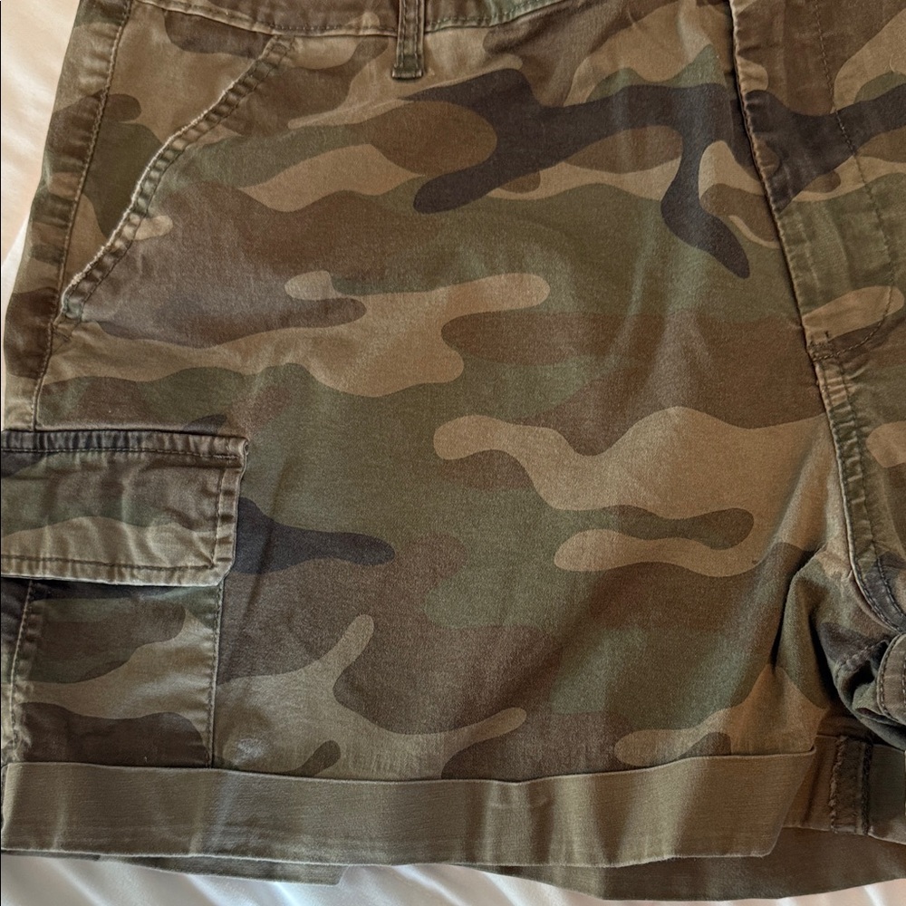 Time and Tru Women's Camo Cargo Shorts - Picture 4 of 5